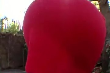 Парень заигрывает со своей подругой мулаткой