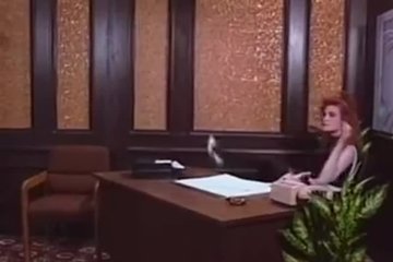 Секретарша дала обкончать свою тощую рыжую задницу