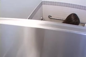Подглядывающему парню повезло в туалете