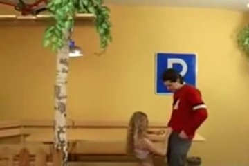 Парень ублажил подругу на деревянном столе