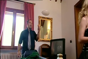 Телохранитель трахается с прекрасной леди на лестнице