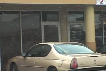 Симпатичная телочка не прочь показать сиську в авто