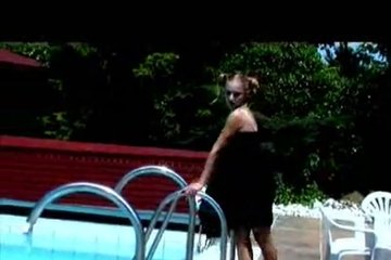 Эротика и писькодрочка у бассейна от блондинки