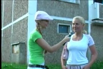 Девица берет интервью у прохожей