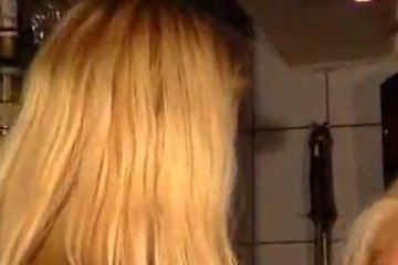Две блондинки оголяют свои тела в баре
