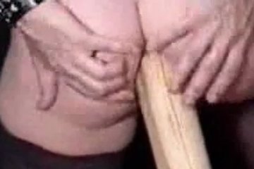 Брюнетка имеет свой анал при помощи биты