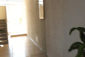 Женщина примеряет трусики на прогулку