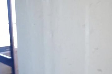 Женщина примеряет трусики на прогулку
