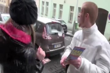 Девушка решила отблагодарить парня за помощь