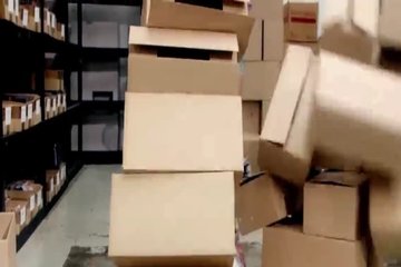 Три подруги на складе устроили перерыв