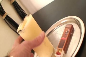 Парень поливает сочные груди подруги воском