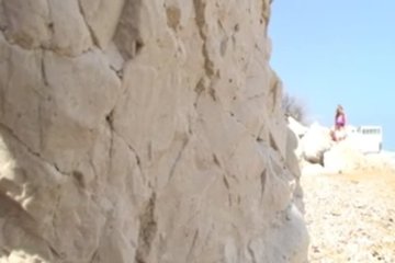 Карол уединилась в горах и загорает