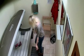 Девушка проводит своё время в солярии под нашим наблюдением