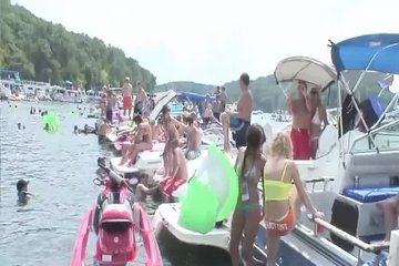 Большая голая вечеринка на пирсе