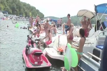Большая голая вечеринка на пирсе