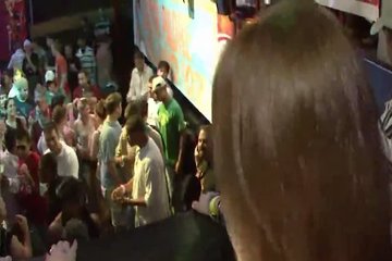 Многие девушки любят показать себя на таких вечеринках