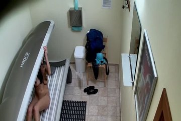 Скрытая камера в солярии засняла девушку без трусиков