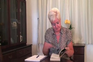 Зрелая женщина знает, куда надо вставлять вибратор