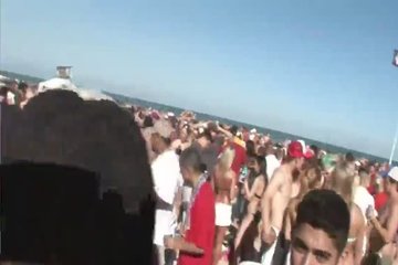 Телочки устраивают танцы в бикини