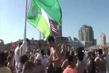 Телочки устраивают танцы в бикини