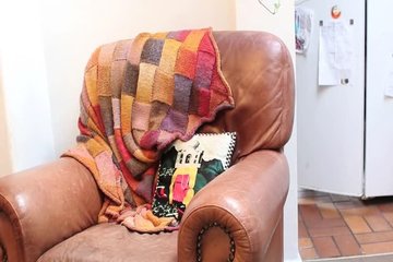 Симпатичная девушка мастурбирует себе в кресле клитор пальчиками