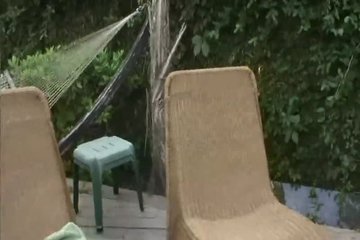 Красотка в салатовом бикини дрочит себе киску