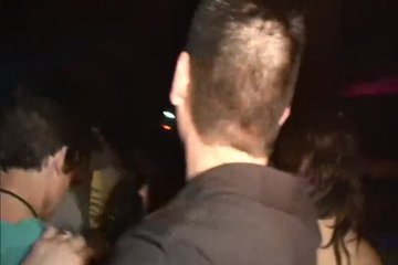 Брюнетки устроили эротические танцы в ночном клубе