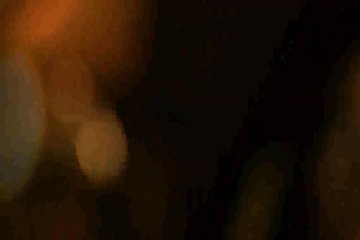 Брюнетка освобождает своё тело от большого количества одежды