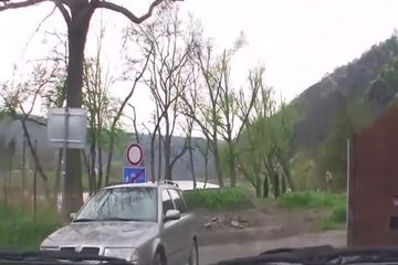 Парень удачно подобрал привлекательную брюнетку по дороге