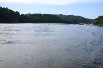 И на лодке и в машине брюнеточка никогда не скучает