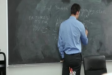 Милашка заскочила к учителю за хорошей оценкой
