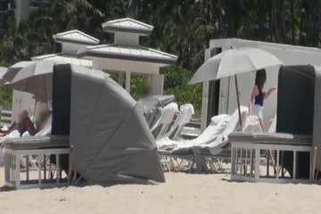 Шатенка на пляже знакомится с милым незнакомцем