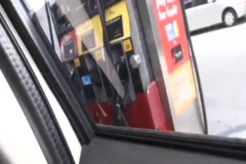 Парочка начинает свой отдых с туалета на заправке