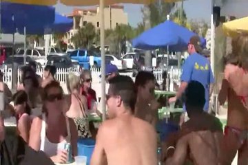 Три подруги в выходные отправляются на пляж для совместного отдыха