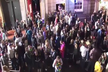 Девушки веселятся на большом параде