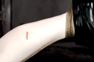 Для грубой бабищи панкухи жёсткие путы бондажа