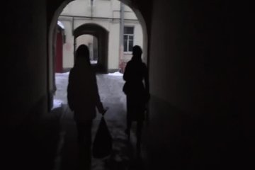 Очаровательная незнакомка на диване с милым красивым человеком