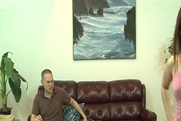 Доктор показывает, как надо ублажать подруг