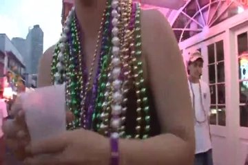 Девушки и дамы в возрасте развлекаются, как им заблагорассудиться