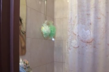 Русскую девушку с маленькими сиськами трахают в ванне