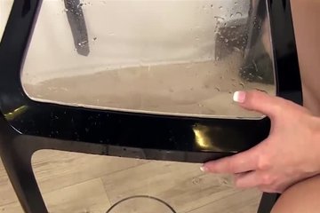Блондинка помочилась на стульчике