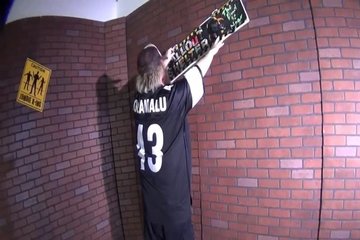 Азиатке достался зомби парень с членом в руках