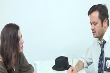 Рваные чулки только усиливают привлекательность женщины