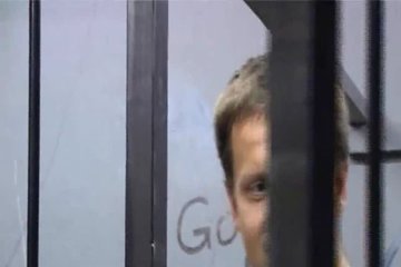 Две полицейские наказывают одного плохого парня
