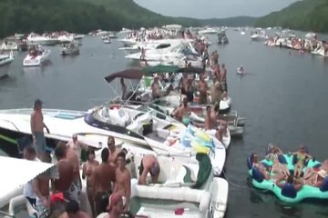 На озере проходит очередное веселье со стриптизом от девушек