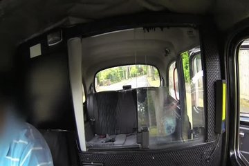 Таксист мечтал посмотреть на проколотые соски