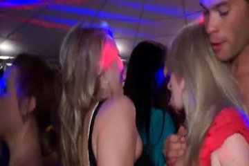 Самые пьяные уже присосались к членам стриптизёров