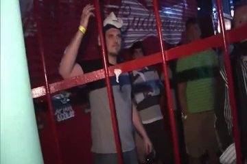 Специально вешаются на красавчиков в клубах
