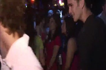 Специально вешаются на красавчиков в клубах