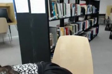 Читает про мастурбацию в книжках